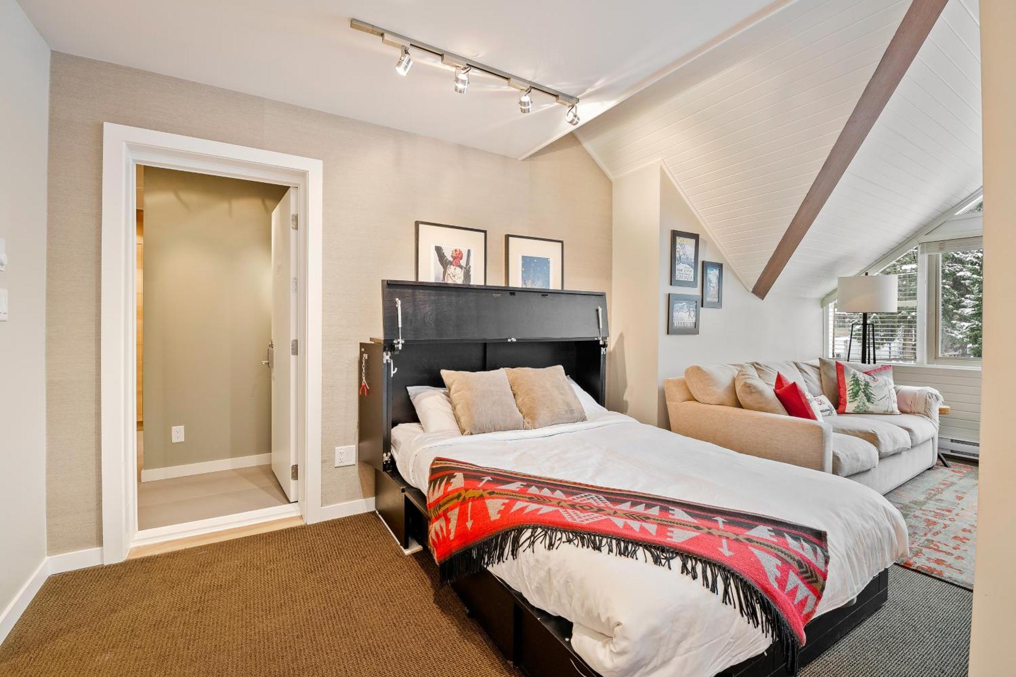 The Crest, Spacious, Condo, Free Parking Apartment
